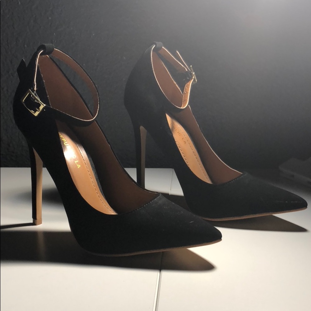 They’re tan on the inside & black on the outside.